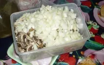 Рецепт Салат Казка, з грибочками та курячим філе салат