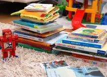 Дитина рве книги книги