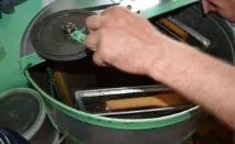 Мед у стільниках - корисні властивості та як зберігати корисні