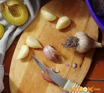 Солоні сливи на зиму – фото рецепт приготування з часником фото