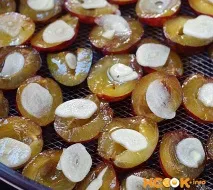 Солоні сливи на зиму – фото рецепт приготування з часником фото