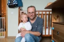 Дружина називає мене справжнім героєм» — батьки, які сидять із дітьми справжнім