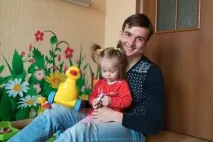 Дружина називає мене справжнім героєм» — батьки, які сидять із дітьми мене