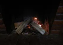З’ясуємо, що вигідніше топити піч паливними брикетами або дровами. паливними