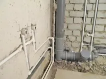 Заміна труб у ванній - демонтаж старої системи та встановлення нового трубопроводу труб
