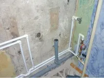 Заміна труб у ванній - демонтаж старої системи та встановлення нового трубопроводу ванній