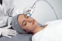 Апаратне вакуумне чищення обличчя шкіри