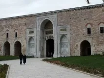 дворецът втория двор