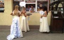 Pe străzile din Voronezh, miresele în rochii de mireasă îi frământă pe trecători - Știrile din Voronezh