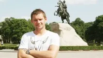 което