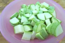 Капуста тушкована з кабачками та ковбасою. ковбасою