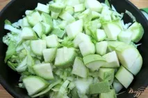 Капуста тушкована з кабачками та ковбасою. капуста