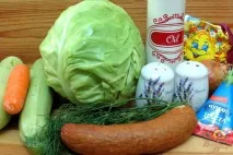 Капуста тушкована з кабачками та ковбасою. кабачками