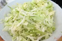 Капуста тушкована з кабачками та ковбасою. капуста