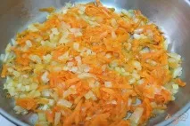 Капуста тушкована з кабачками та ковбасою. ковбасою