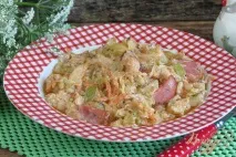 Капуста тушкована з кабачками та ковбасою. кабачками