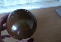 държи здраво кафе зърна