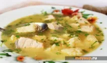 Пікантний рибний суп з галушками з манної крупи та беконом галушками