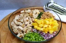Варіанти приготування салатів з копченою куркою та ананасами приготування