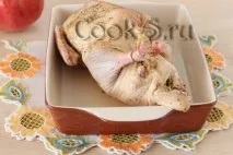 Качка з рисом та яблуками в духовці. духовці