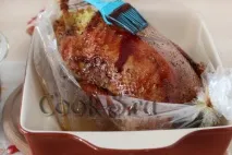Качка з рисом та яблуками в духовці. рисом