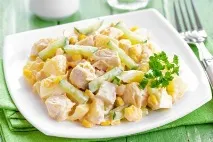 Варіанти приготування салатів з копченою куркою та ананасами приготування