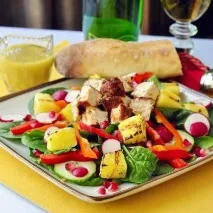Варіанти приготування салатів з копченою куркою та ананасами салатів