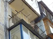 Скління балконів у хрущовці як зміцнення плити балконів
