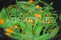 Смажені стрілки часнику зі стручковим горошком смажені