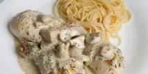 Паста у вершковому соусі, з куркою та грибами соусі