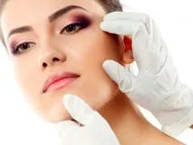 кожата лицето върху кожата