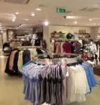 входу