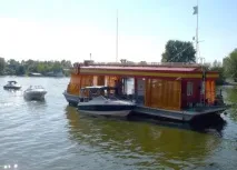 Плавуча заправна станція річці