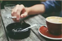 Кава та цигарки що робить шкідливі продукти корисним задоволенням кава