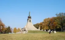 безкрайно небе гроб