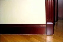 Підлоговий дерев’яний плінтус установка, високі та широкі, шпоновані, білі плінтуса яний