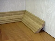 Підлоговий дерев’яний плінтус установка, високі та широкі, шпоновані, білі плінтуса дерев