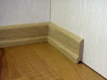 Підлоговий дерев’яний плінтус установка, високі та широкі, шпоновані, білі плінтуса яний