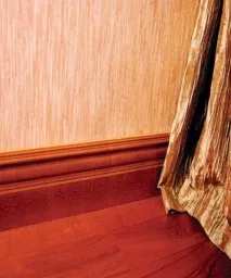 Підлоговий дерев’яний плінтус установка, високі та широкі, шпоновані, білі плінтуса плінтус