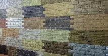Облицювання фасаду будинку пластиковими панелями під камінь. фасаду