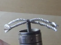 працює
