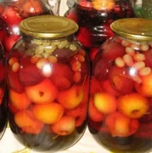 Користь та калорійність компоту з цукром і без компоту