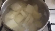 Покроковий рецепт смаженої картоплі з червоною цибулею червоною