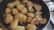 Покроковий рецепт смаженої картоплі з червоною цибулею покроковий