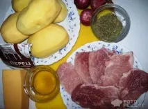 Рецепт Картопля з червоною цибулею та свининою в духовці, по-домашньому червоною