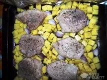 Рецепт Картопля з червоною цибулею та свининою в духовці, по-домашньому червоною