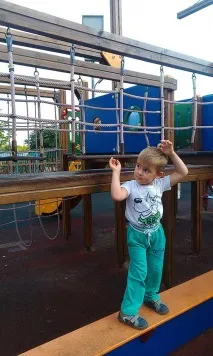 Дитина на прогулянці як поводитися мамі безбаштового хлопчика прогулянці