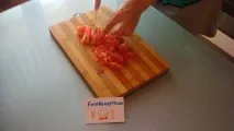 Як приготувати салат з баклажанів з помідорами і часником. помідорами