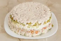 Салат з волоськими горіхами та куркою. горіхами