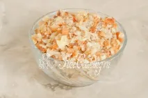 Салат з волоськими горіхами та куркою. воду